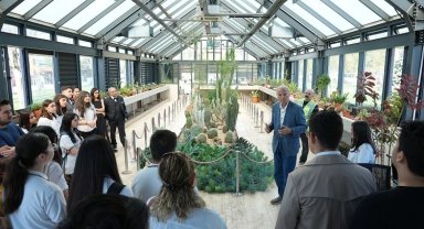 Ediz Hun'dan gençlere kaktüs eğitimi