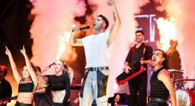 Emir Can İğrek'ten masalsı gece