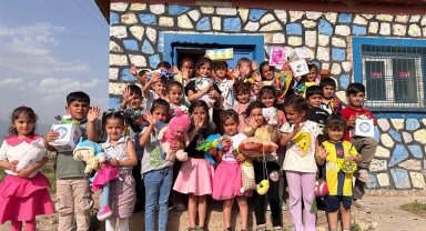 Hayırsever polis memuru Şahin'den 'Askıda Kırtasiye' projesi