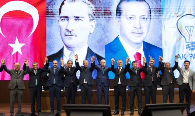 İki belediye başkanı AK Parti'ye katıldı... Rozetleri Erdoğan taktı!