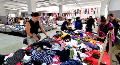 İzmir Bornova'da kıyafet pazarına büyük ilgi