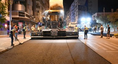 İzmir Bornova'da Mustafa Kemal Caddesi'nde gece mesaisi