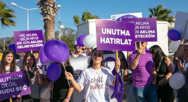 İzmir Güzelbahçe'de Dünya Alzheimer Günü yürüyüşü