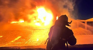 İzmir İtfaiyesi fabrikayı saran alevleri söndürdü