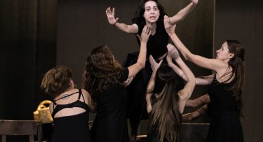 İzmir Şehir Tiyatroları'nın "Cadı Kazanı" provalarına devam