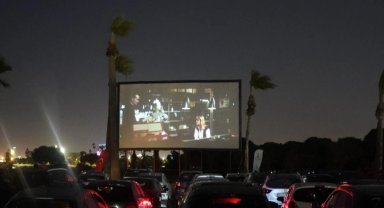 İzmir'de arabada film keyfi