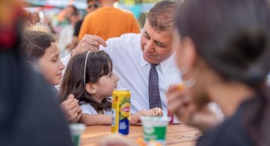 İzmir'de Başkan Tugay çocuklarla buluşmayı sürdürüyor