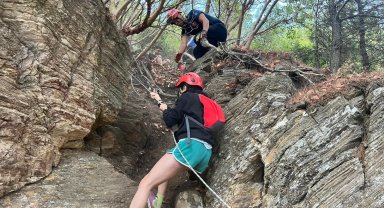 İzmir'de kayalıklarda mahsur kalan üç gence itfaiye müdahalesi