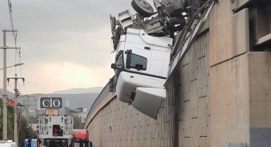 İzmir'de viyadükte asılı kalan tır şoförü kurtarıldı