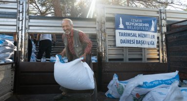 İzmir'de yanan köylere Büyükşehir'den 40 tonluk yem desteği