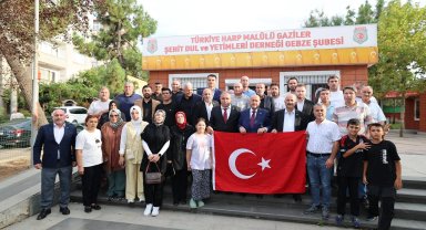 Kocaeli Gebze'de şehit yakınlarına vefa ziyareti