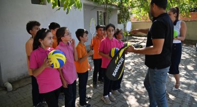 Manisa'da öğrencilere spor malzeme desteği