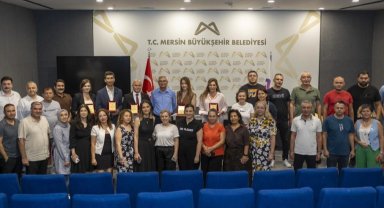 Mersin Büyükşehir'de görevde yükselen 22 personele plaket takdimi