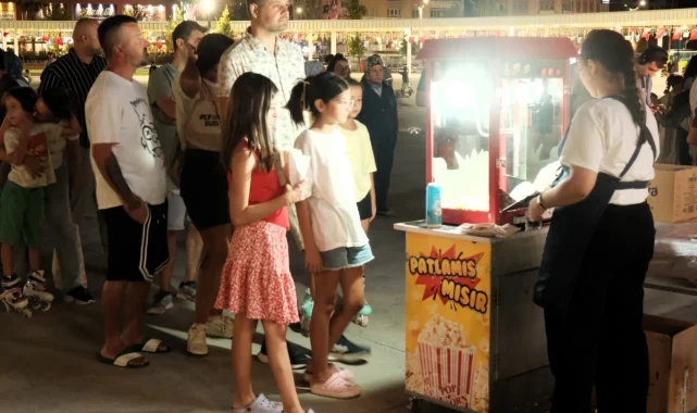 Milli İrade'de açık havada sinema keyfi devam ediyor