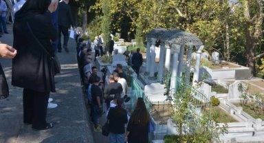 'Sanat Güneşi' Zeki Müren Bursa'da mezarı başında anıldı