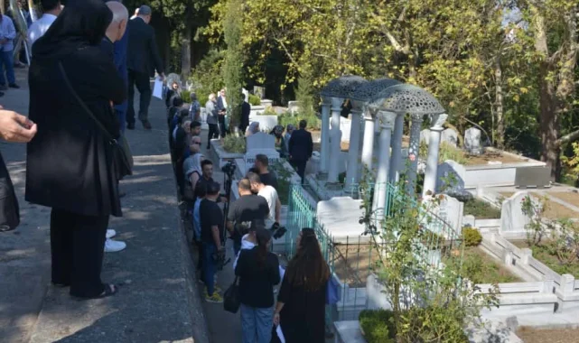 'Sanat Güneşi' Zeki Müren Bursa'da mezarı başında anıldı