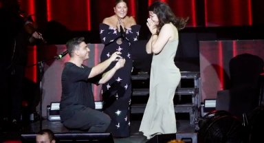 Sibel Can'ın sahnesinde unutulmaz teklif