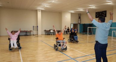 Tekerlekli sandalyeli zeybek ekibi sahneye çıkıyor