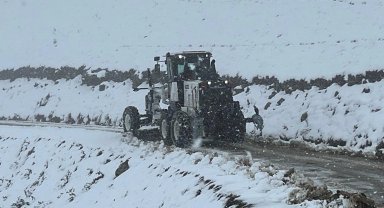 Trabzon Çaykara'da karla mücadele: Mahsur kalan vatandaşlar kurtarıldı