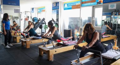 Ücretsiz salonda sağlıklı yaşam için spor yapıyorlar