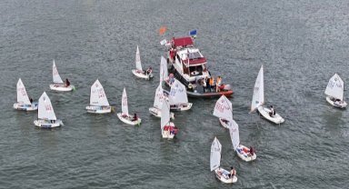 Yelkenliler Haliç'te suya iniyor