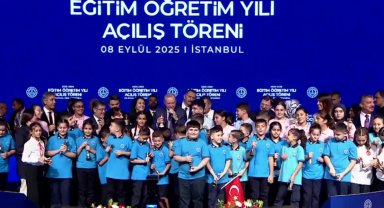 Yeni dönem açılışında 'Maarif' mesajı... Zilleri öğrencilerle birlikte çaldı