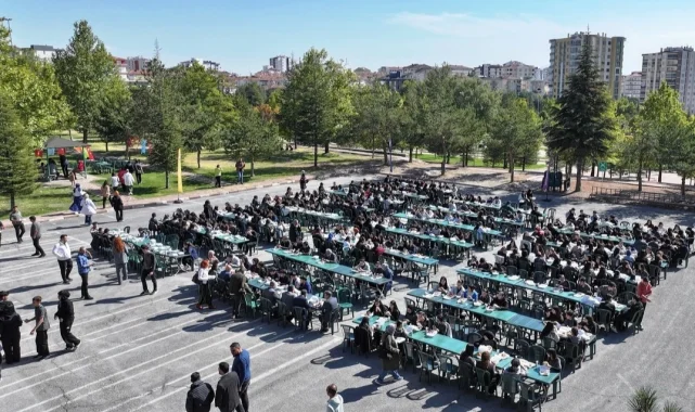 Ahmet Çolakbayrakdar'dan gençlerle 'Kocaburger' sohbeti
