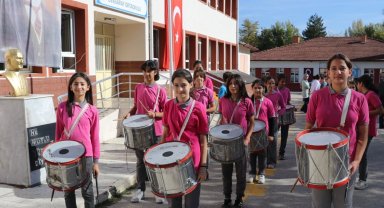 Amasya'da köy okulu bando kurdu