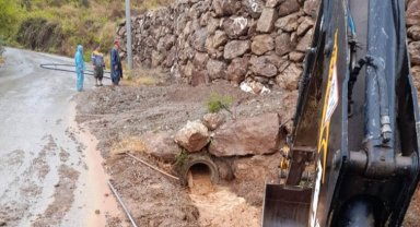 Antalya Büyükşehir yağışta da görevde