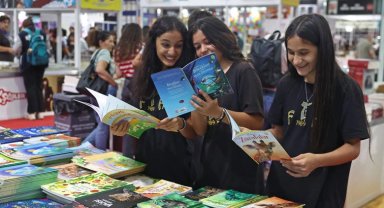 Antalya Kitap Fuarı'na öğrencilerden yoğun ilgi