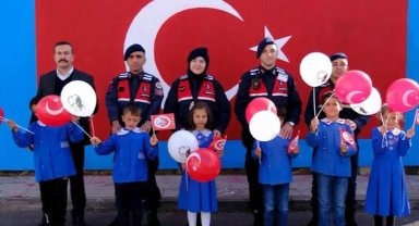 Askerler, öğrencilerle birlikte okul duvarına Türk bayrağı çizdi