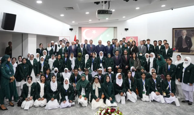 Bakan Tekin Pakistanlı öğrencileri kabul etti