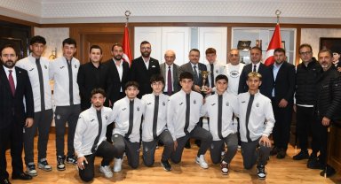 Başkan Genç'ten şampiyon öğrencilere tebrik