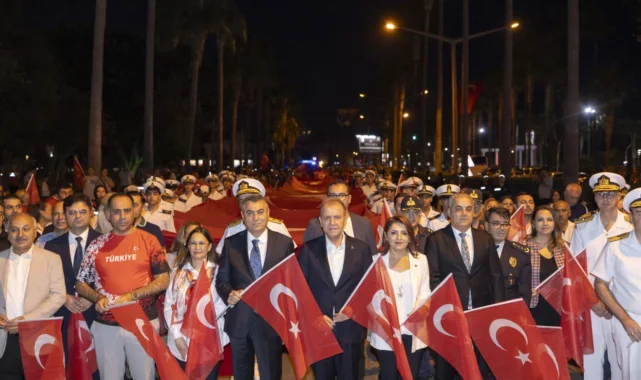 Başkan Seçer, Mersinlilerle 'Bayrak Yürüyüşü'nde buluştu