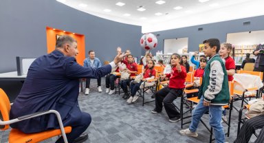 Başkan Tugay okudu, Kadifekaleli çocuklar dinledi