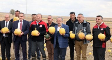 Birinci olan Kayseri Talaslı çiftçiye Başkan Yalçın'dan tebrik