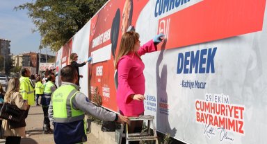 Bursa Büyükşehir'in 'Cumhuriyet demek' sokaklara taşındı