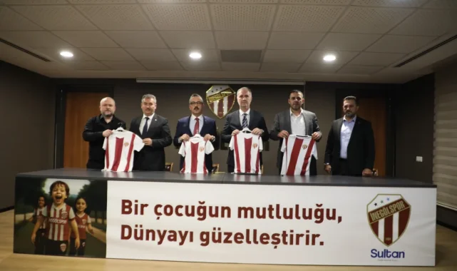 Bursa İnegöl'den 60 bin öğrenciye forma ve eşofman kampanyası
