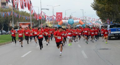 Bursa Nilüfer'de binler Cumhuriyet'e koştu