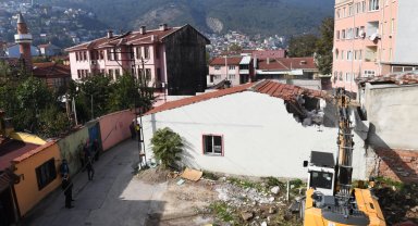Bursa Osmangazi Belediyesi'nden tarihi koruyan yıkım