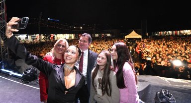 Bursa Osmangazi'de Cumhuriyet coşkusu zirvede... Zeynep Bastık şarkılarıyla ısıttı