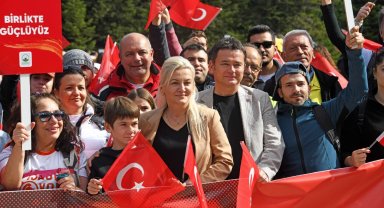 Bursa Uludağ'da yüzlerce kişi Cumhuriyet'in izinde