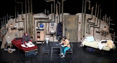 Denizli Büyükşehir Belediyesi Şehir Tiyatrosu perdelerini açtı