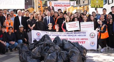 Denizli'de gençler Cumhuriyet için el ele