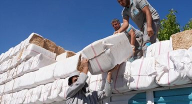 Denizli'de yangınzedelere yem ve saman desteği