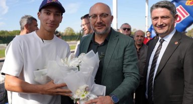 Dünya Şampiyonu Razgatlıoğlu'nu çiçeklerle karşıladılar