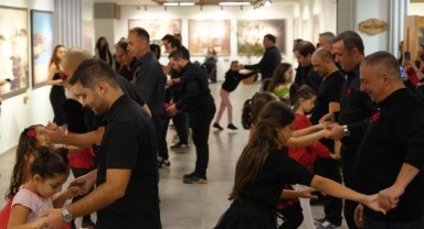 Eskişehir'de ilk dans! Kız çocukları babalarıyla dans etti