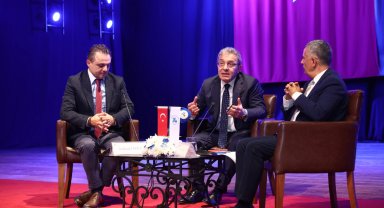 Gazeteci Çelik Türkiye'nin konumunu DEÜ'de değerlendirdi