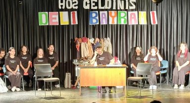 Genç İzmir'den tiyatroseverlere 'Deli Bayramı' oyunu