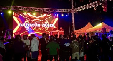 Gençler İzmir Foça kampında gönüllerince eğlendi